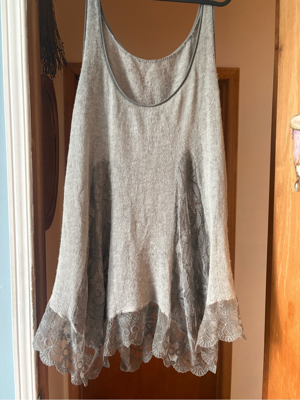Delicate Lace Hem Women's Tank Top — Gray